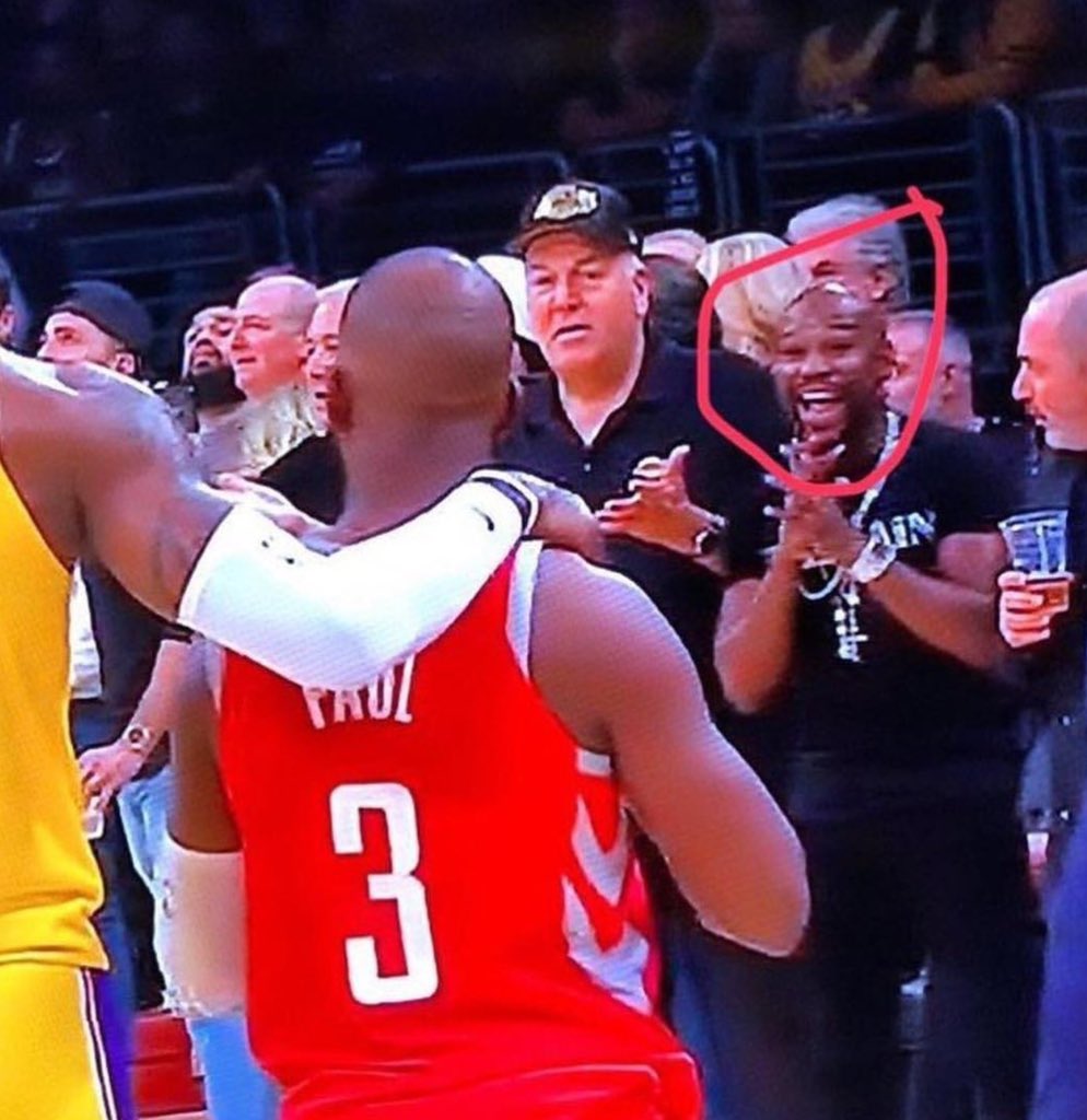 la cara de felicidad de Floyd Mayweather mientras los jugadores se caían a golpes