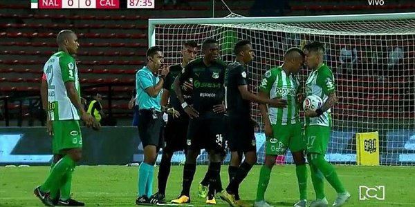 un tiro libre a favor de Nacional el cual fue la causa de la pelea entre 2 de sus jugadores: Dayro Moreno y Jeison Lucumí