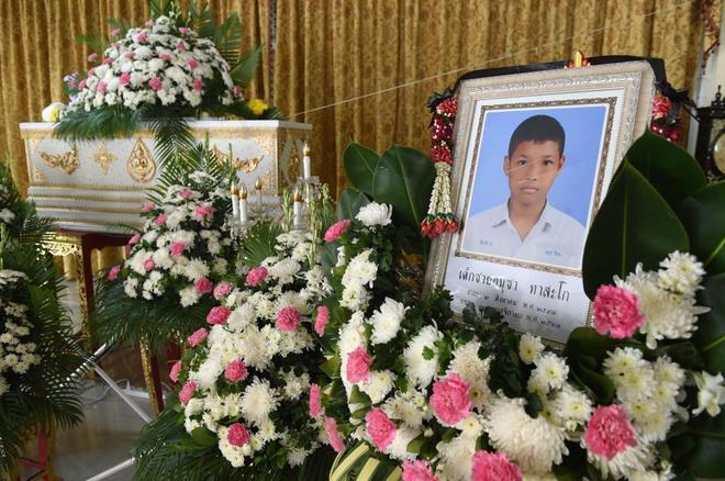 Imagen del funeral de Anucha Tasako, el niño fallecido en el combate.