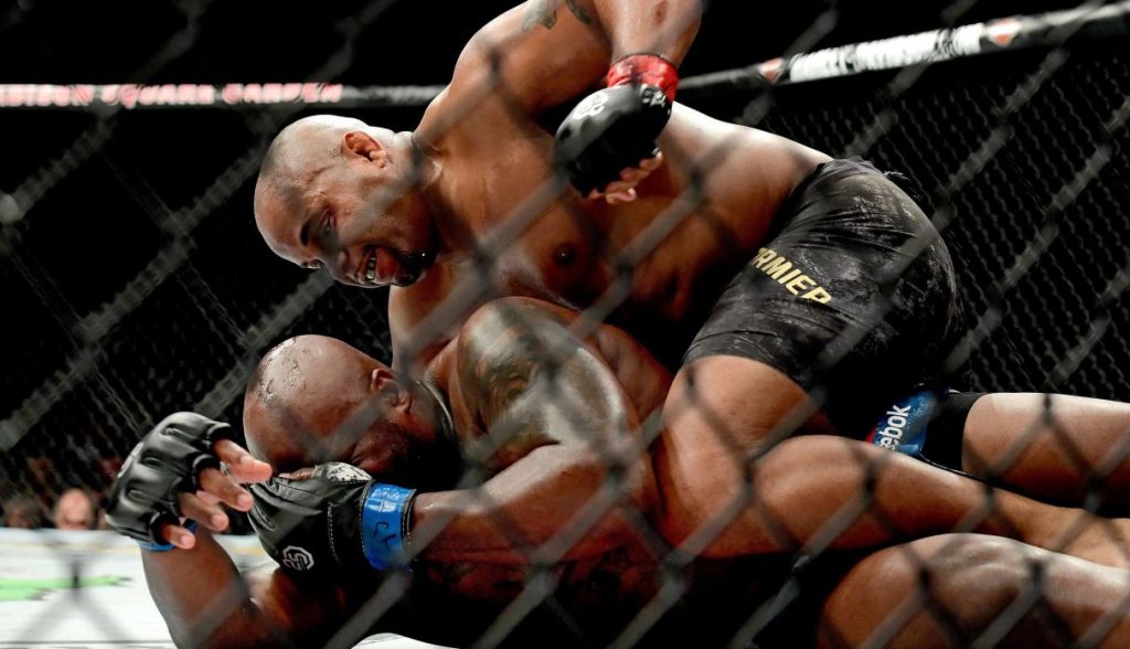Daniel Cormier acabó sin pasar apuros al noqueador Derrick Lewis
