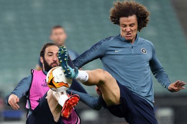 Higuaín y David Luiz, casi a los golpes en el entrenamiento