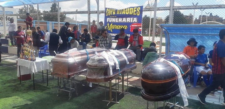 Fútbol Insólito: premiaron con ataúdes a los ganadores de un torneo en Perú