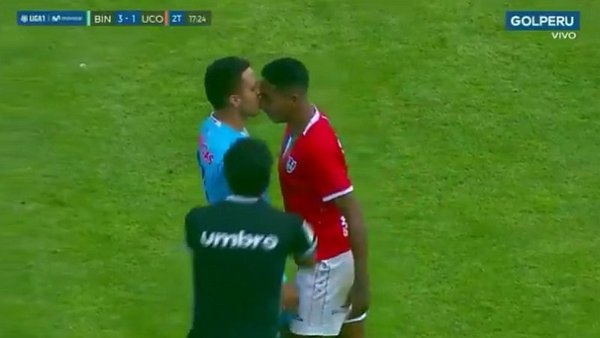 Perú: jugador besó a su rival y lo mandó al césped