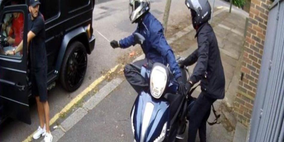 ¡De película! Kolasinac evita que le roben la camioneta a Özil