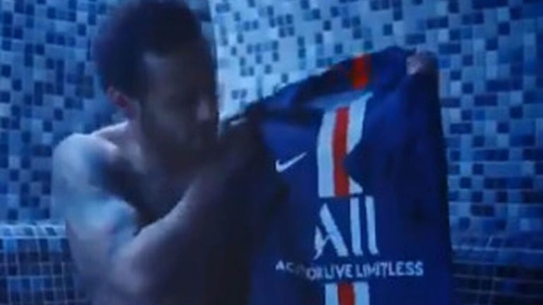 Escándalo tras publicidad con Neymar arrojando la camiseta de PSG a la basura