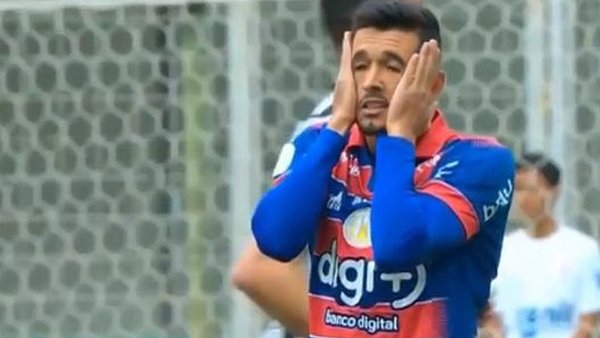 Un gol como el de Harry Kane pero en contra: Insólito autogol en Brasil
