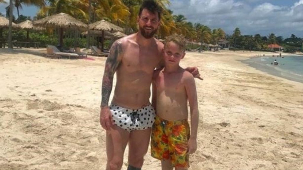 Un niño jugaba solo en la playa y Messi lo invitó a jugar con él y sus hijos