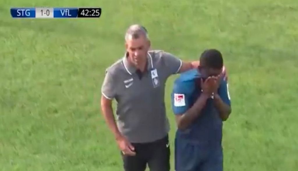 Futbolista inglés abandonó la cancha llorando por insultos racistas de un rival