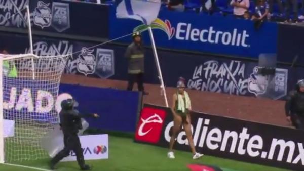 México: 'El negro de Whatsapp' se metió en una cancha de fútbol