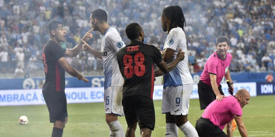 En la Europa League golpearon a un árbitro y el partido continuó