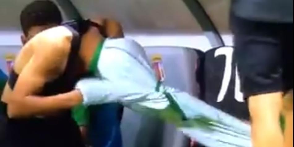 ¿Cuántas personas se necesitan para poder quitar una camiseta a un futbolista?