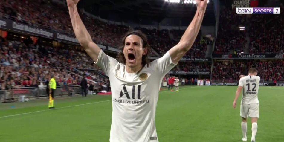 Cavani marcó el 1-0 del PSG ante Rennes tras terrible blooper del defensor y portero
