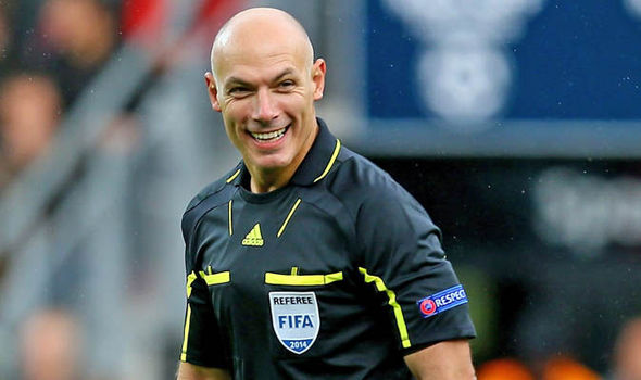 Howard Webb utilizó wikipedia para identificarse en un local