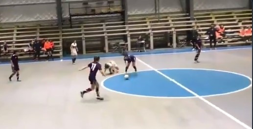 Un “fantasma” irrumpe en un partido de fútbol sala en Argentina y molesta a varias jugadoras