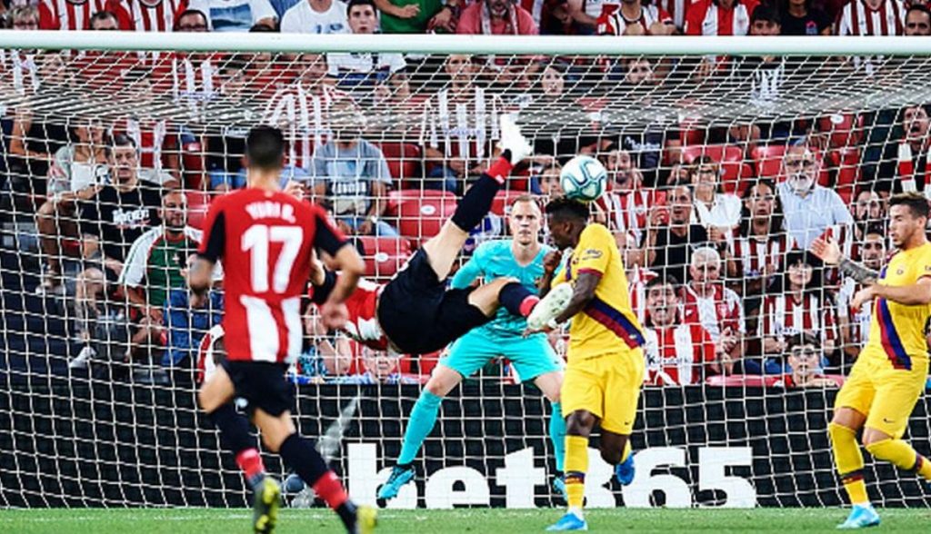 La chilena espectacular de Aduriz y la derrota del Barcelona ocupan las portadas de España