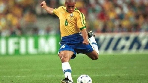 Roberto Carlos repitió su legendario tiro más de 20 años después