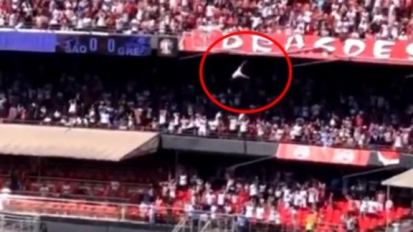 Video: un hincha cayó desde la tribuna más alta del Morumbí y se salvó de milagro