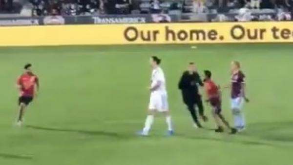 Ibrahimovic intocable "camina sobre las aguas" mientras reducen a un espontáneo