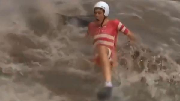 Un enorme charco engulle a Johan Price-Pejtersen durante los Mundiales de ciclismo de Yorkshire