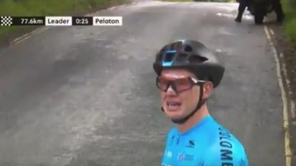 Un ciclista colombiano rompe a llorar tras pinchar en el Mundial y ver que ningún coche para a ayudarle
