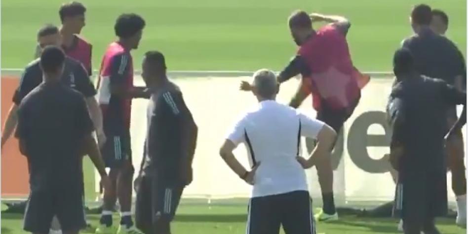 Las pataletas de Higuaín: ¡le pegó a ayudante y a la valla publicitaria!
