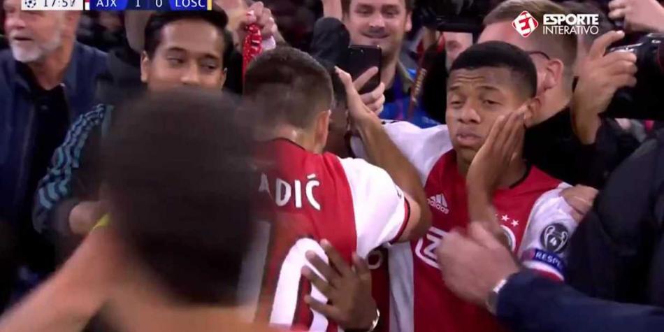 ¡Se le fue la mano!: La cachetada y beso en festejo de gol del Ajax que se hizo viral