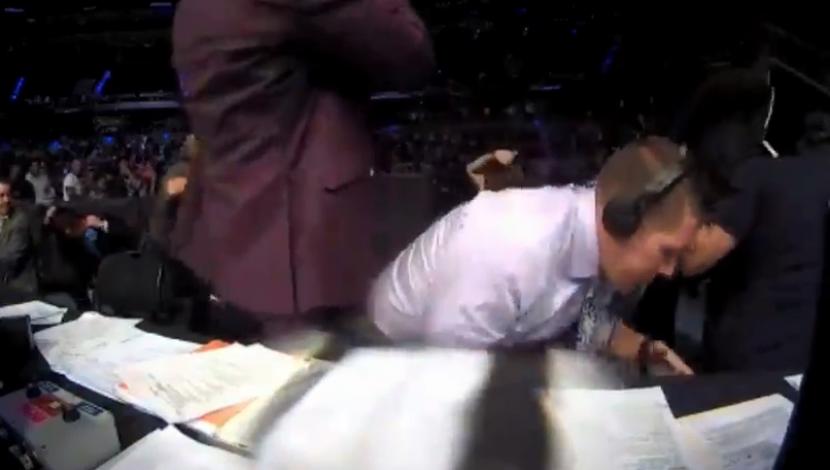 UFC: Comentarista se escondió debajo de la mesa, público enfurecido, golpe a rival desmayado