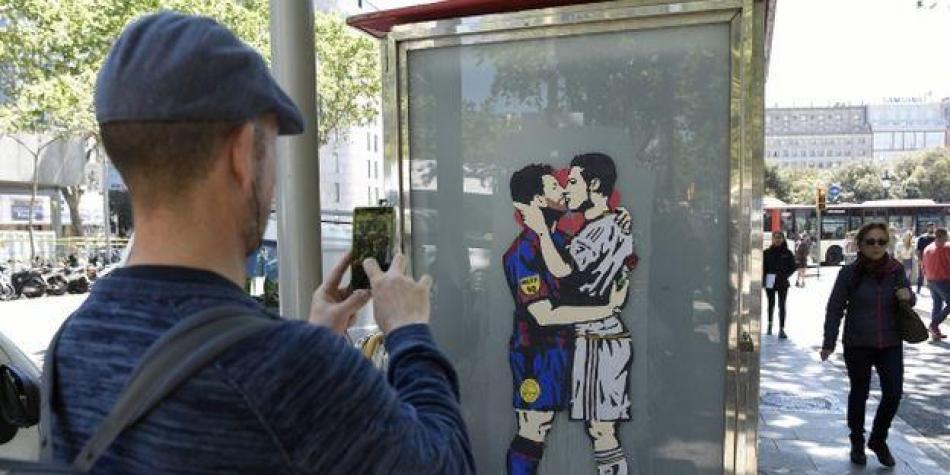 ¿Cuánto pagarán? Subastan mural de beso entre Messi y Cristiano Ronaldo en calle de Barcelona