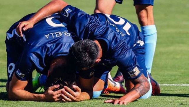 Formella recibió el abrazo de sus compañeros, quienes no sabían de la muerte de su padre (Twitter: @Darekformella9)