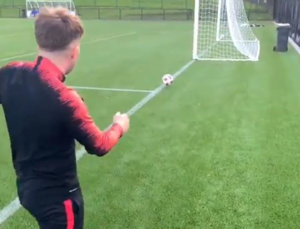 El vídeo viral que desafía la física del fútbol: ¿dónde está el truco?