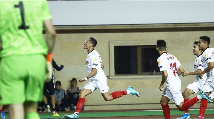 Chicharito se estrenó como goleador del Sevilla