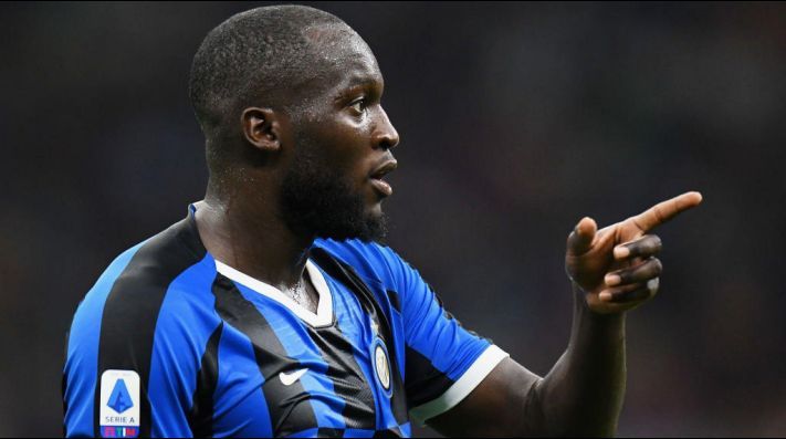 Despiden a un periodista por comentarios racistas sobre Lukaku