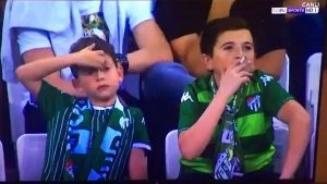 El vídeo viral del niño fumando en pleno partido se vuelve tendencia