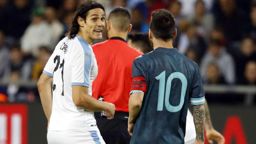Edinson Cavani desafió a pelear a Lionel Messi y el argentino contestó: "Cuando quieras"