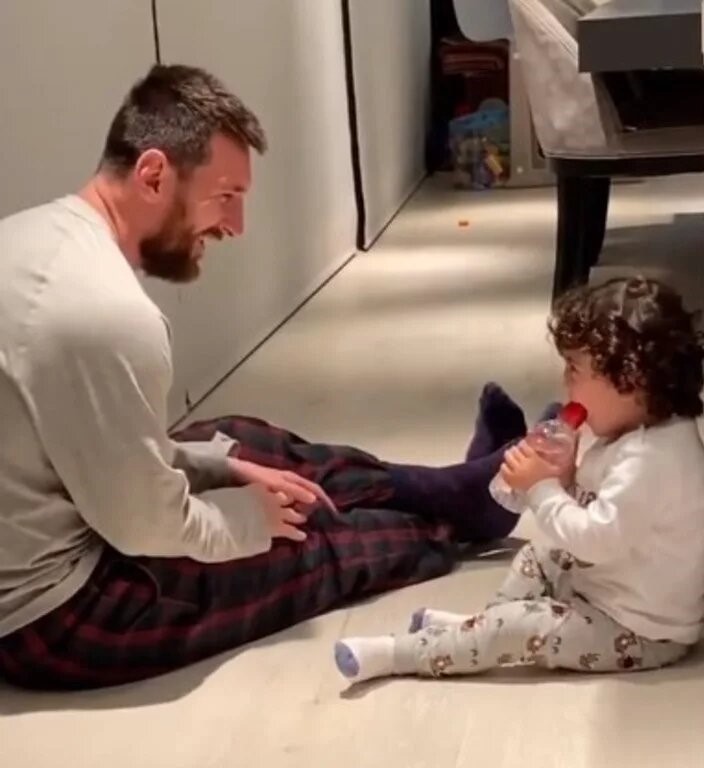 El tierno lado paternal de Lionel Messi se vuelve viral