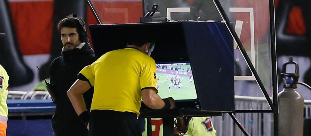 El fútbol colombiano contará con el VAR desde la final de esta temporada