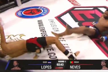 Impresionante: se golpeán la cara al mismo tiempo, solo uno quedó KO