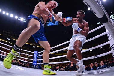 La furia del público contra Julio César Chávez Jr., luego de abandonar su pelea contra Daniel Jacobs
