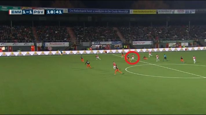 Hizo un gol de mitad de cancha pero el VAR lo anuló