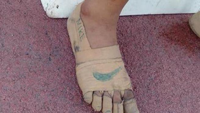 Una niña gana tres oros tras correr sin zapatillas y con el logo de Nike pintado