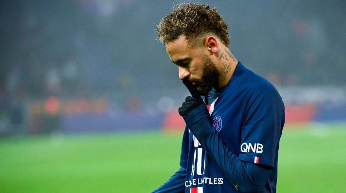Neymar manda callar a la afición del PSG después de patear un penal dos veces
