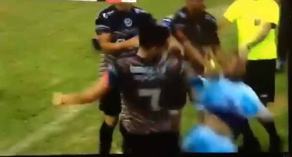 Se agarraron a golpes: patada criminal desató una batalla campal entre jugadores en Argentina