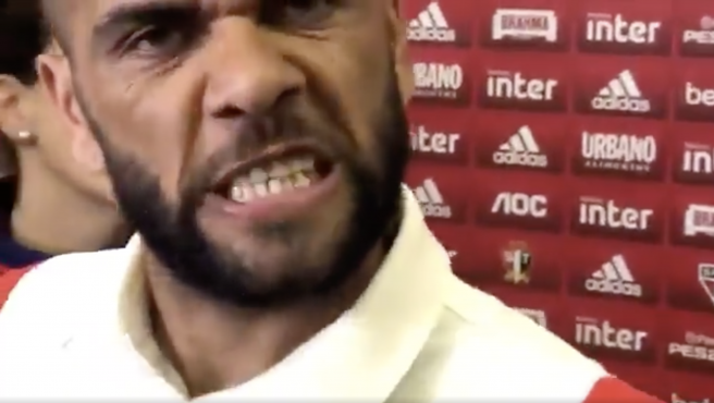El curioso tic de Dani Alves en una entrevista que ha revolucionado las redes