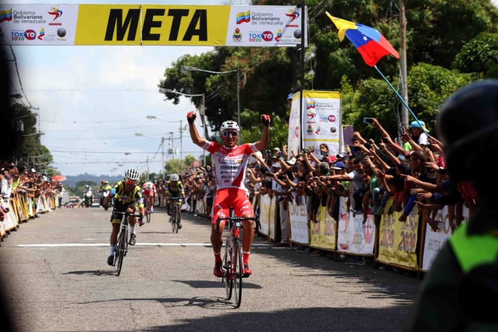 Foto/Carlos Eduardo Ramírez- El neogranadino Jhonathan Restrepo (AndroniGiocattoliSidermec) se impuso en la tercera etapa, con final en Rubio.
