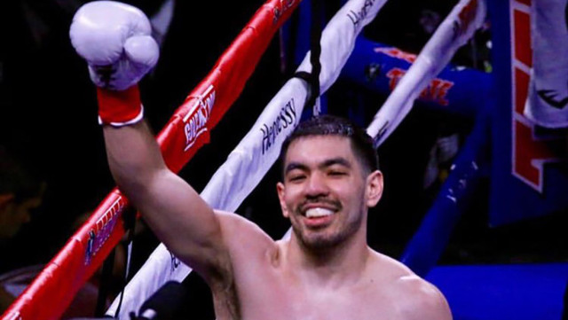 Tras noquear a su rival en el primer round se desploma