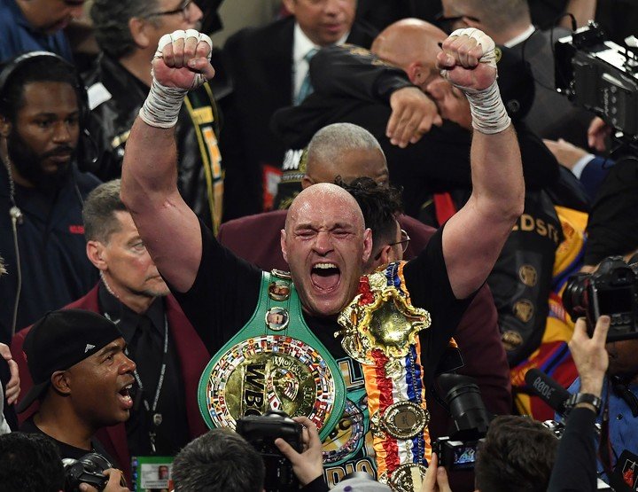 Tyson Fury cumplió con su promesa y probó la sangre de Deontay Wilder