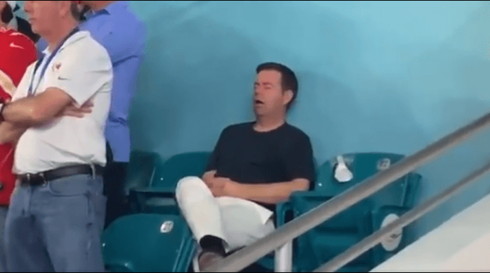 Se queda dormido en plena Super Bowl y protagoniza 'la siesta más cara de la historia'