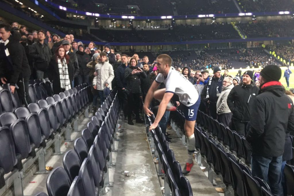 Tras la derrota: Jugador de Tottenham se peleó con un hincha en la tribuna