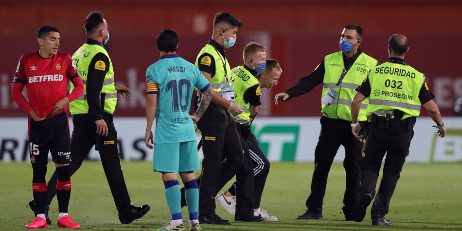 Hincha que se metió a la cancha contra Mallorca