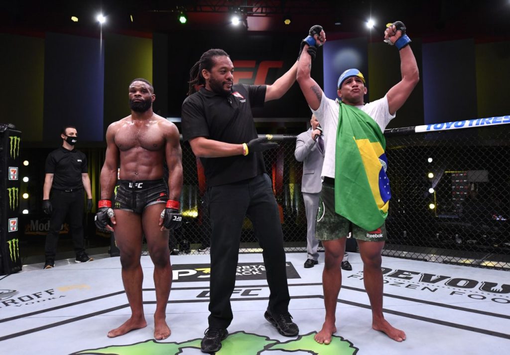 Burns sorprendió a Woodley en el regreso de la UFC a Las Vegas